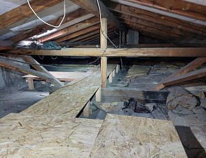 Zateplení stropu rodinného domu pomocí foukané izolace